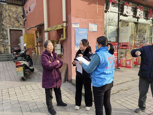 志愿者向居民宣传环保小窍门。通讯员 程前 摄