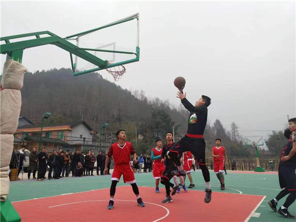 村里开展篮球运动。受访者供图 华龙网发