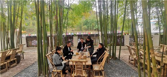 客人在竹林品茶休闲。通讯员 赵武强 摄