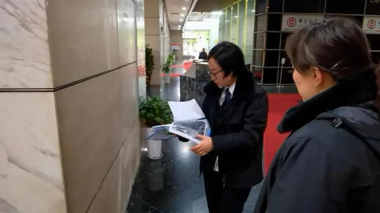 67岁阿姨被广告牌绊倒摔伤，把饭店和物业都告了3