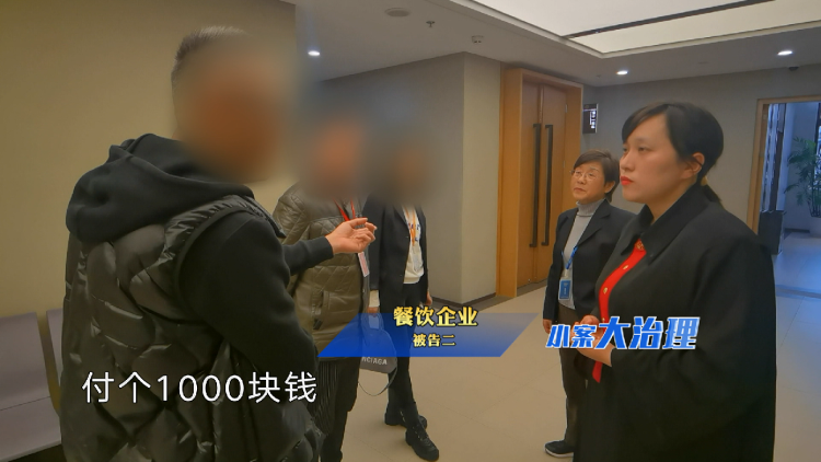 67岁阿姨被广告牌绊倒摔伤，把饭店和物业都告了10