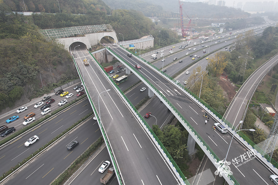 曾家岩北延伸通道工程今晚十一点半通车。华龙网首席记者 李文科 摄