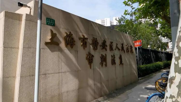 67岁阿姨被广告牌绊倒摔伤，把饭店和物业都告了4