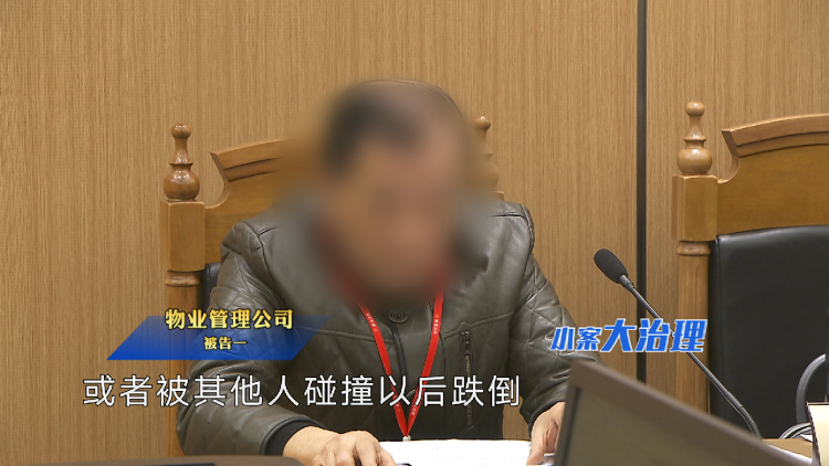 67岁阿姨被广告牌绊倒摔伤，把饭店和物业都告了7