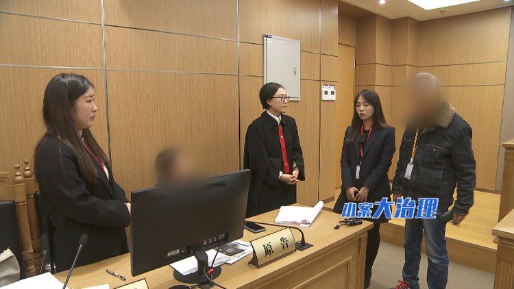 67岁阿姨被广告牌绊倒摔伤，把饭店和物业都告了9