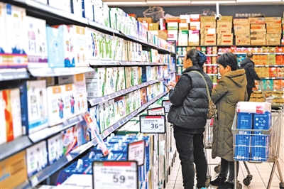 市民在超市选购商品。见习记者 刘映呈 摄