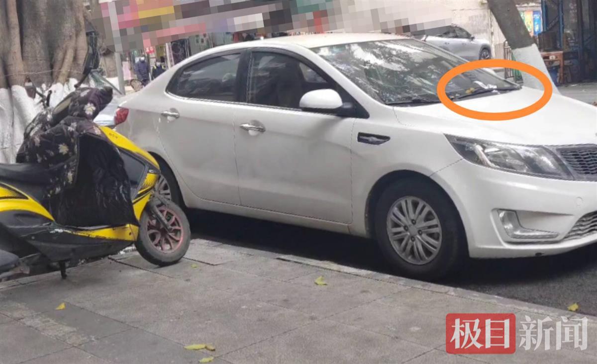 成都一司机在车内去世，车上为何贴有两张缴费单？停车公司回应2