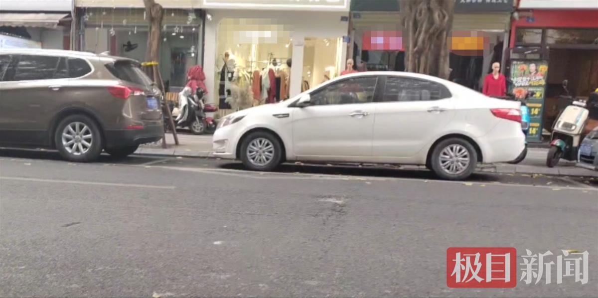 成都一司机在车内去世，车上为何贴有两张缴费单？停车公司回应1
