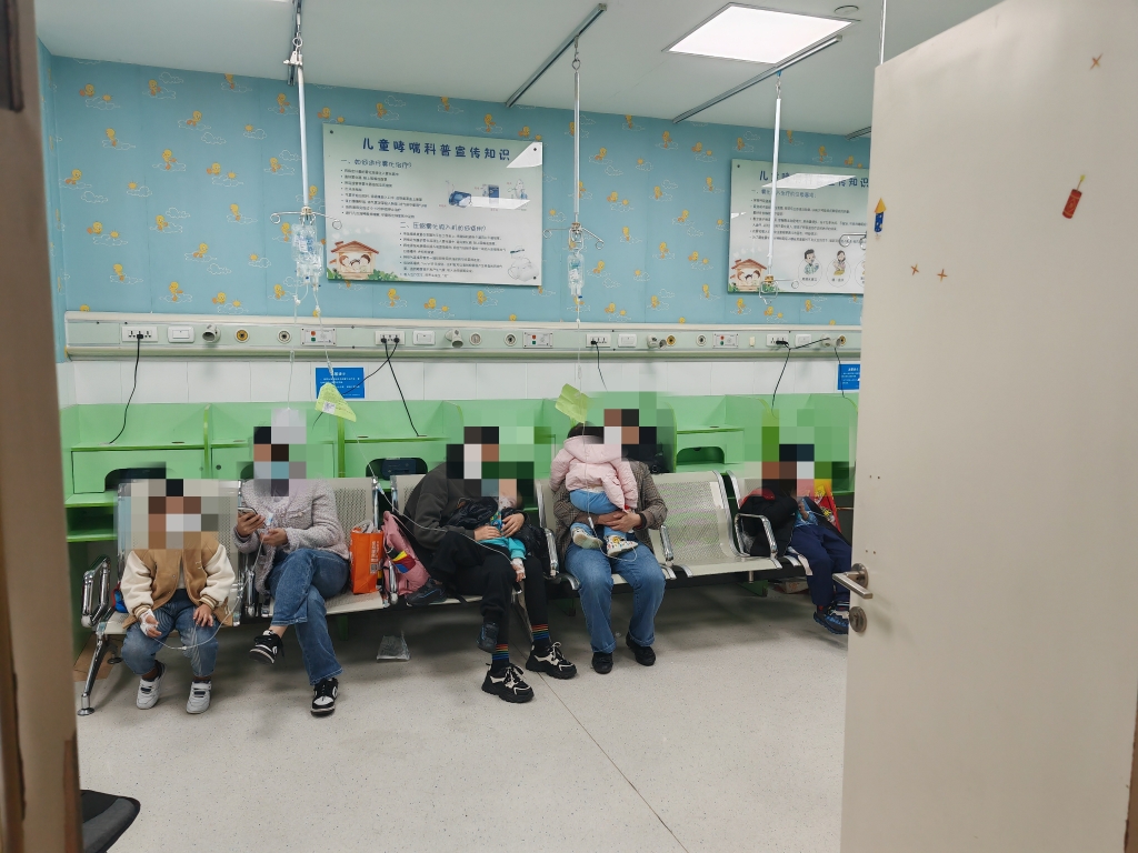 当前,呼吸道传染病高发期,就诊人数明显增多。西南医院供图