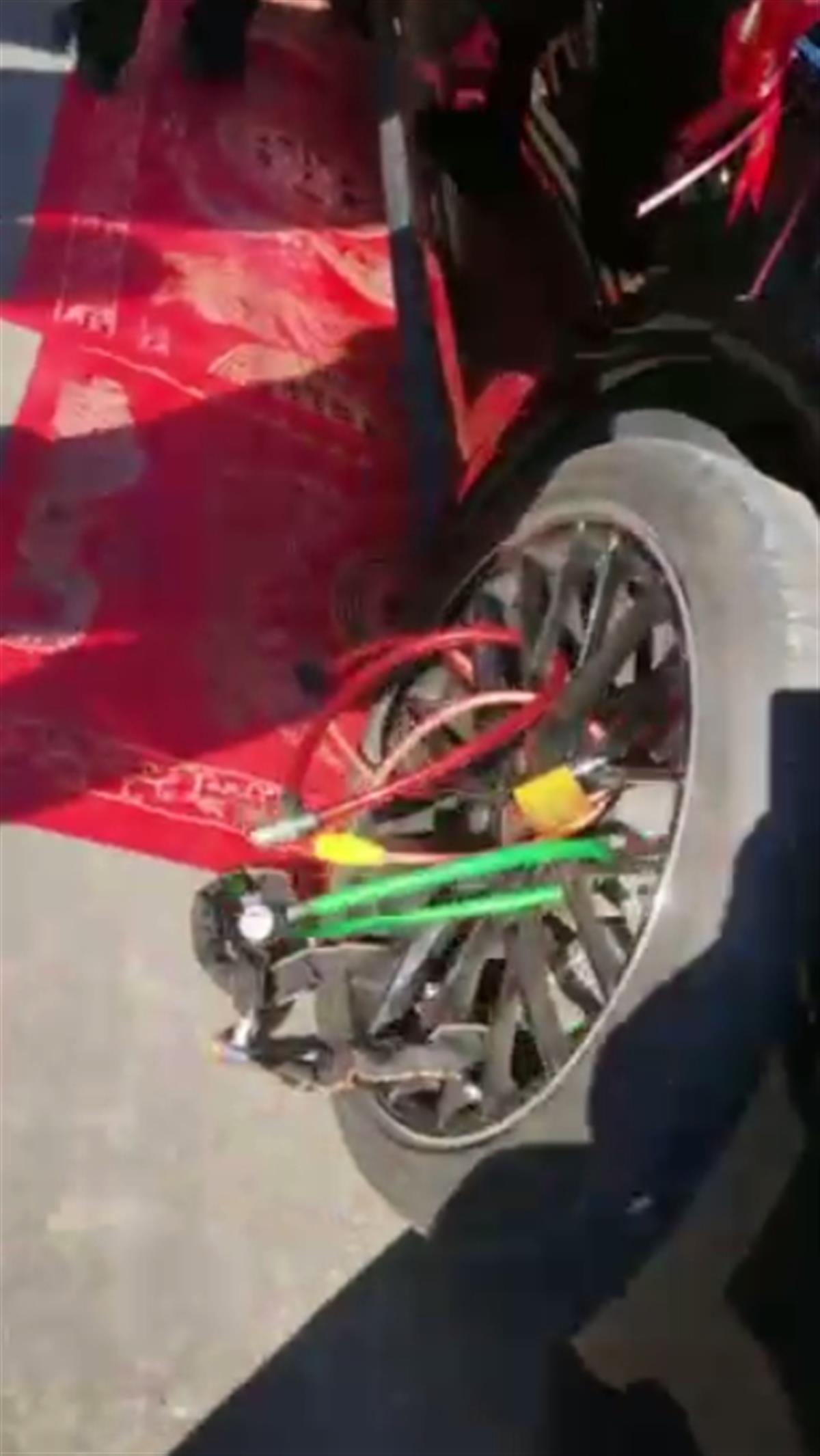 江苏南通一婚车被挂数十把锁，给一条烟开两把锁？官方：新人亲友闹着玩，没要烟