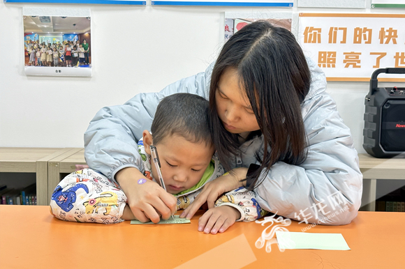 在“亲子心语”环节，家长与孩子们写下感受。华龙网 张颖绿荞 摄
