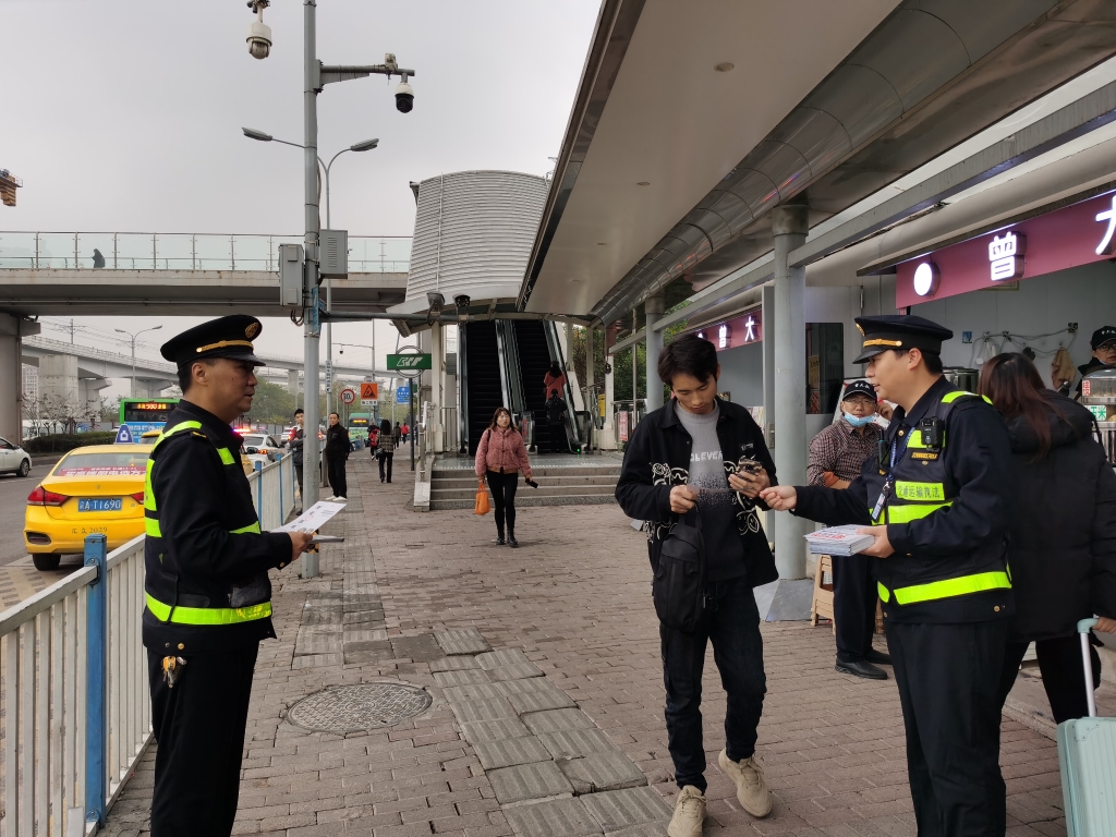 交通执法人员在轨道站外开展法治宣传。受访者供图
