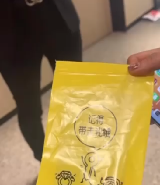 上海女子遗失的钻戒“被当垃圾扔了”？海底捞：会有专人沟通处理2