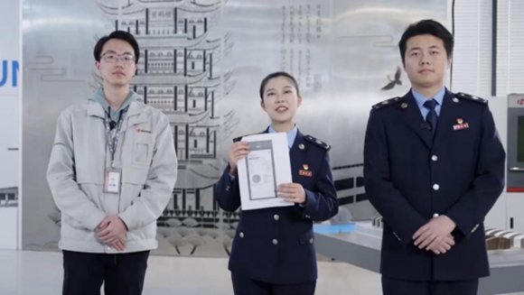 湖北省武汉东湖新技术开发区税务人员介绍支持创新相关税费政策。国家税务总局重庆市税务局供图 华龙网发
