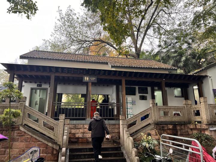 花19.9元在公厕做尿检，如此“智能”的小便池靠谱吗？研发方：结果仅供参考1