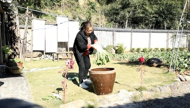 脚越臭踩的冬腌菜越香?杭州大伯忍一周不洗脚，就为做这个美食！网友直呼：下不了嘴3