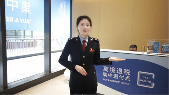 上海市浦东新区税务人员介绍离境退税政策。国家税务总局重庆市税务局供图 华龙网发
