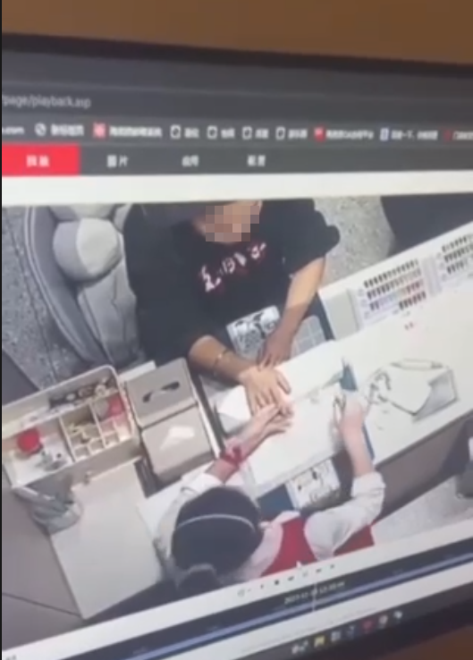 上海女子遗失的钻戒“被当垃圾扔了”？海底捞：会有专人沟通处理1