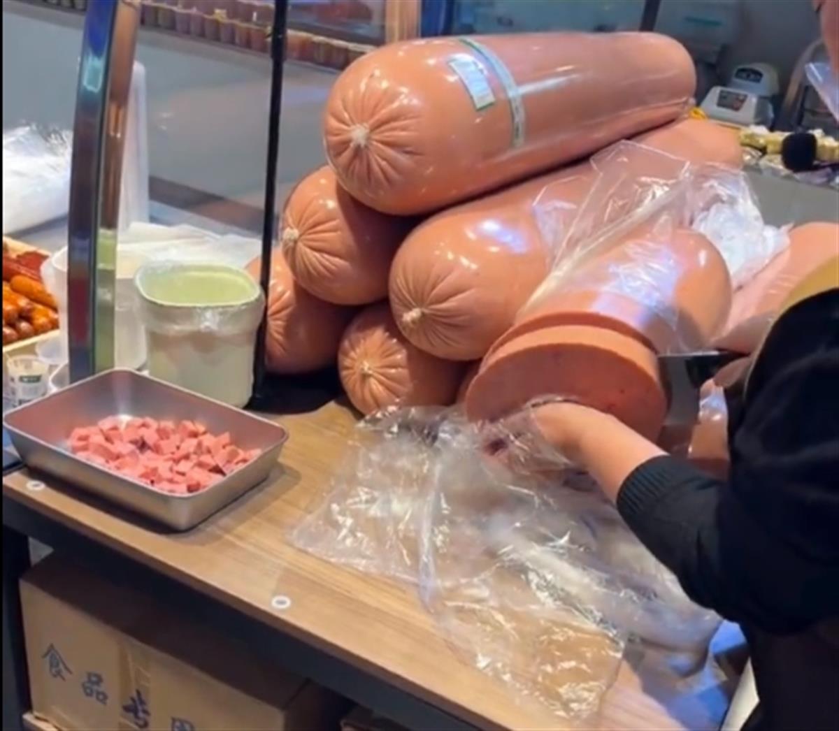 “东北Plus”火出圈，香肠比腿粗，糖葫芦一米八，网友：得搬梯子吃1