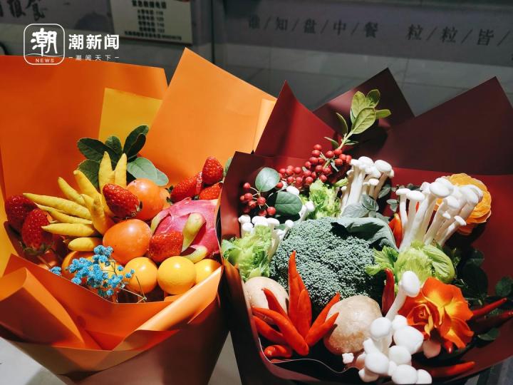 菜场延迟到晚8点关门，每天准备两束蔬菜花，这届年轻人涌入菜场了？6