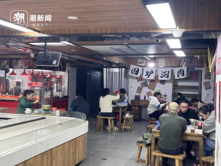 菜场延迟到晚8点关门，每天准备两束蔬菜花，这届年轻人涌入菜场了？2