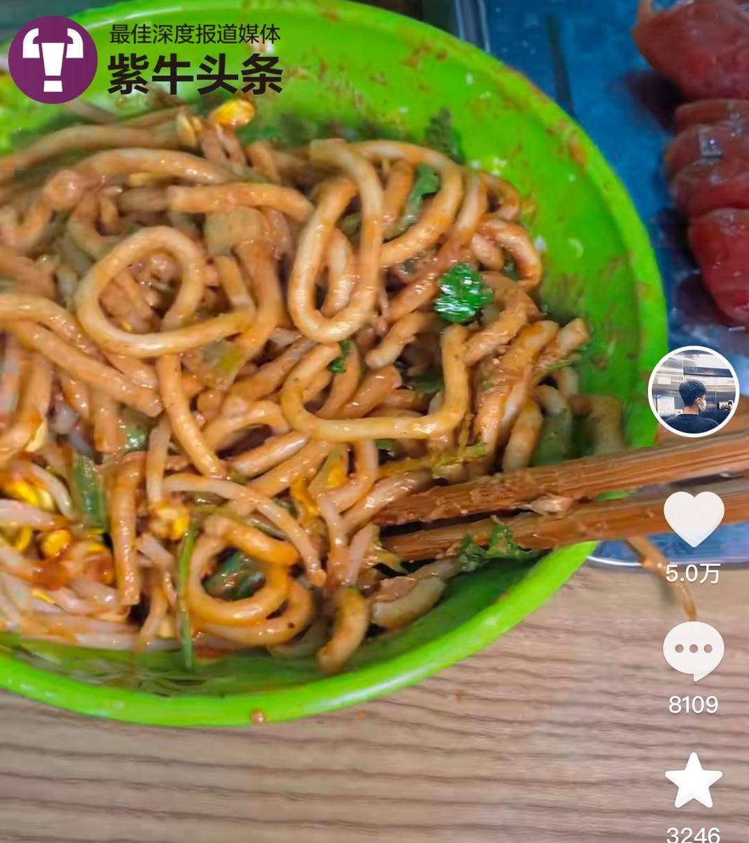 每个周末去不同城市旅游！一年下来小伙记录的美食故事治愈无数上班族3