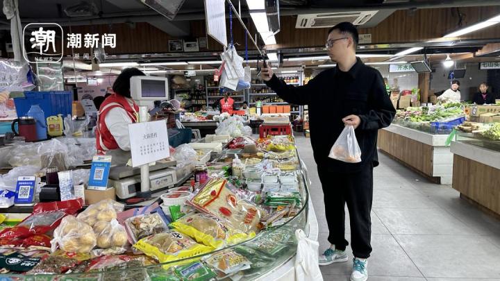 菜场延迟到晚8点关门，每天准备两束蔬菜花，这届年轻人涌入菜场了？3