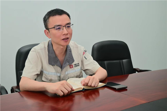 重庆中车长客技术负责人接受采访。  刘垚 摄