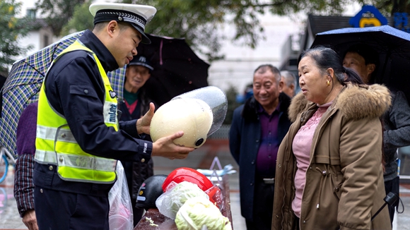 为现场市民介绍交通安全知识。 垫江县公安局供图 华龙网发