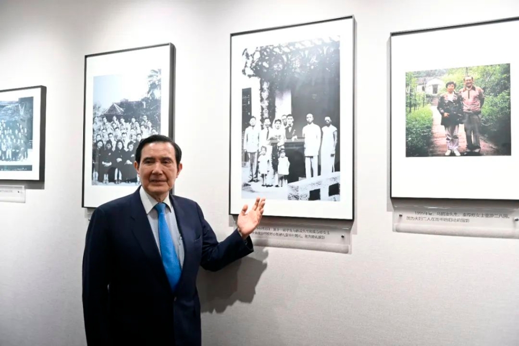 2023年4月4日,中国国民党前主席马英九参访南泉抗战旧址群时在其父母照片前留影。
