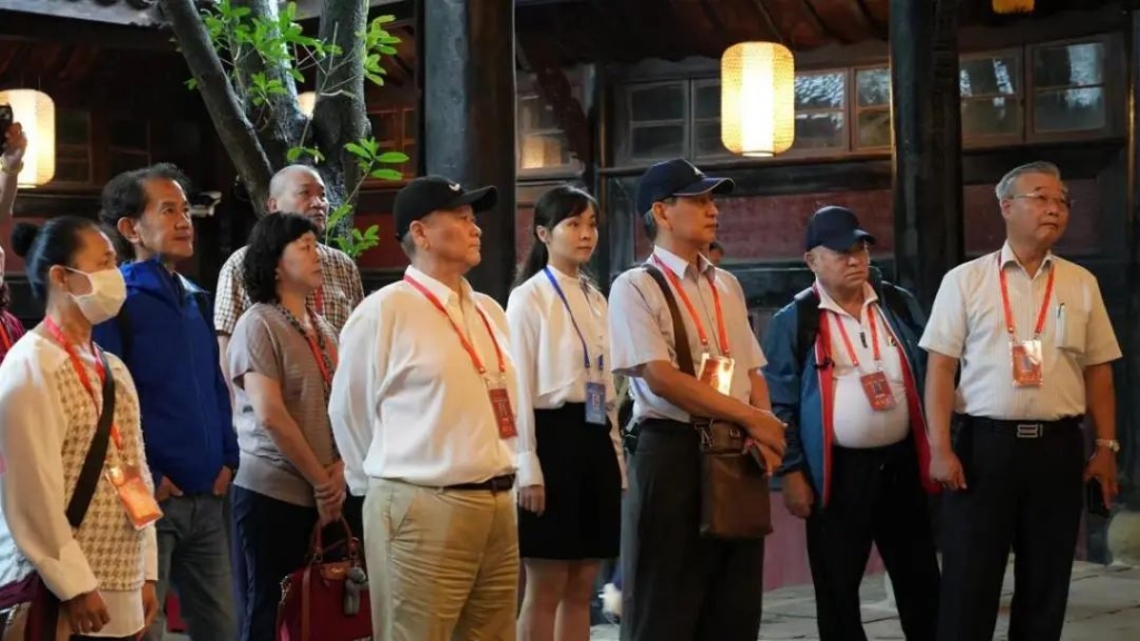2023年9月12日,参加第十一届“寻找抗战足迹、共谋和平发展”活动的台湾嘉宾参观中央政治学校研究部旧址。1
