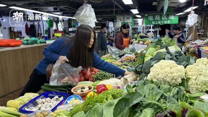 菜场延迟到晚8点关门，每天准备两束蔬菜花，这届年轻人涌入菜场了？5