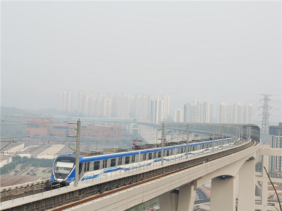 由重庆中车长客生产的江跳线列车与5号线贯通。中铁二院供图