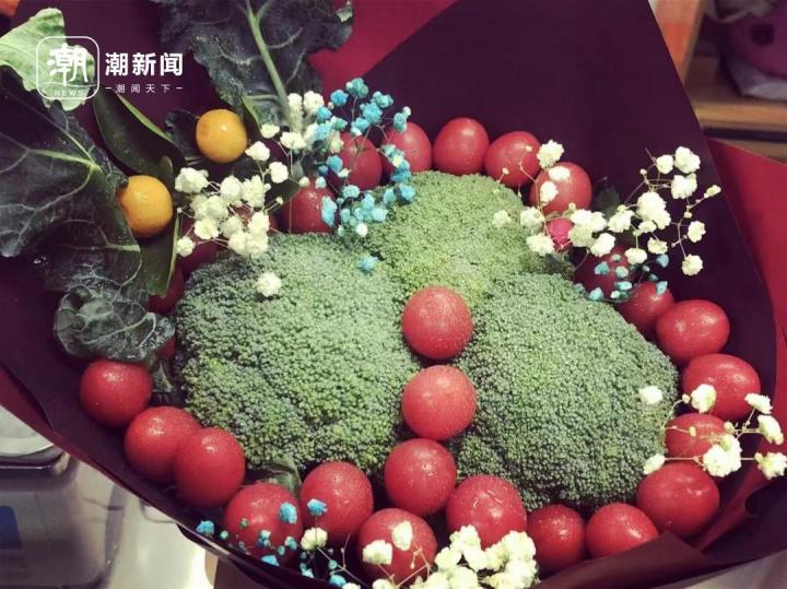 菜场延迟到晚8点关门，每天准备两束蔬菜花，这届年轻人涌入菜场了？7