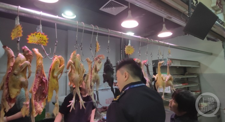 “生鲜灯”禁用一周 重庆市场“美颜”关了吗？1