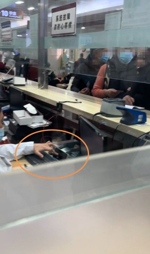 医院工作人员边玩手机边工作？窗口外有人排队 上海华山医院回应1