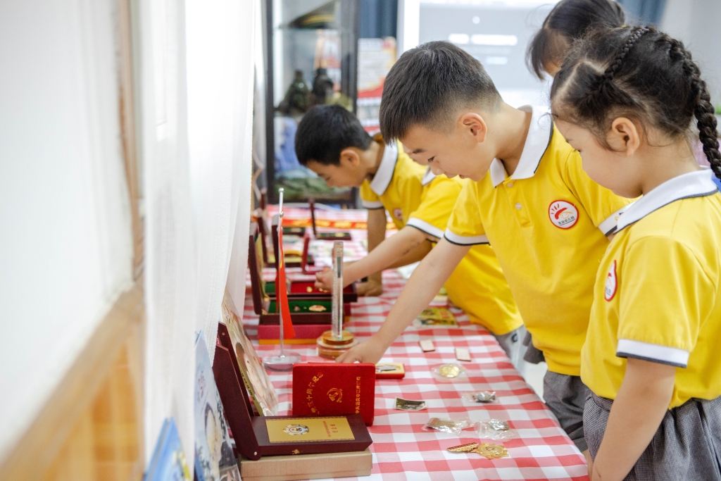 4.举办一场红色物品展