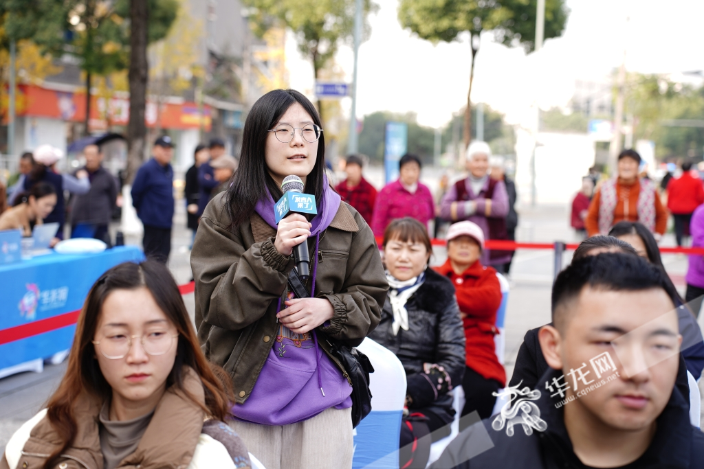 市民提问。华龙网记者 李佳妮 摄