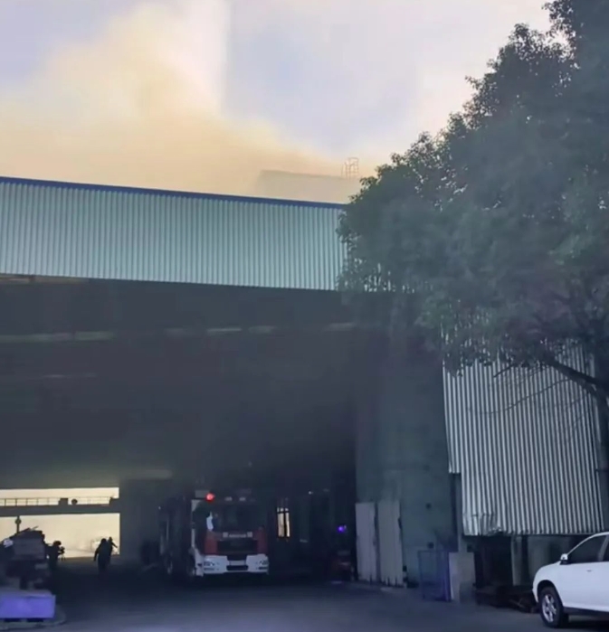 上海宝山一单位失火，消防通报：目前无人员伤亡2