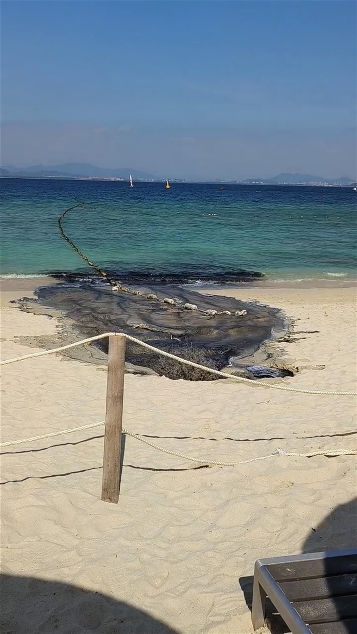 三亚蜈支洲岛一处沙滩有黑水排入大海？旅游区：植被腐烂使废弃管道内雨水变黑，非生活污水