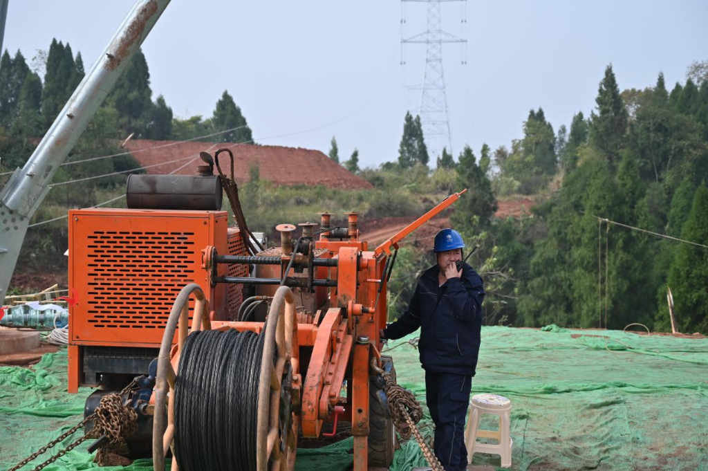 川渝特高压线路工程（重庆段）施工现场。通讯员 唐甜甜 摄