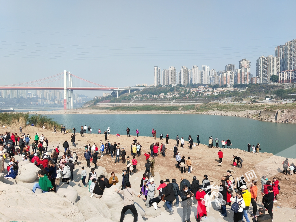 Many citizens came to visit.