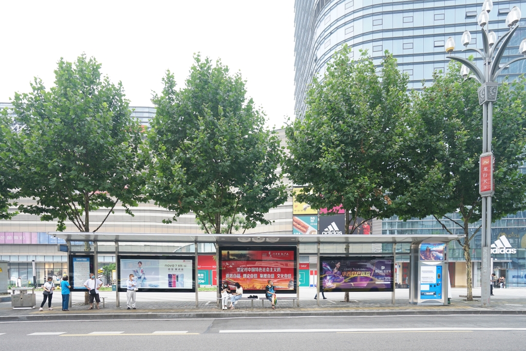 全新升级的公交站台。重庆交通开投集团供图