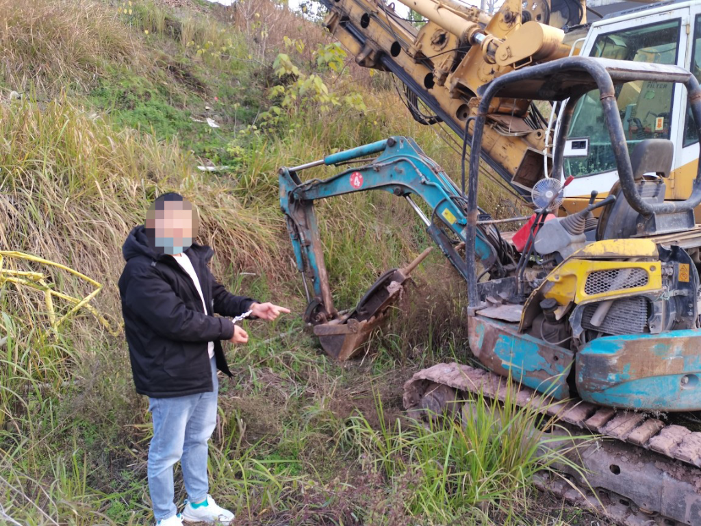夏某指认被他盗卖的挖掘机。重庆两江新区警方供图