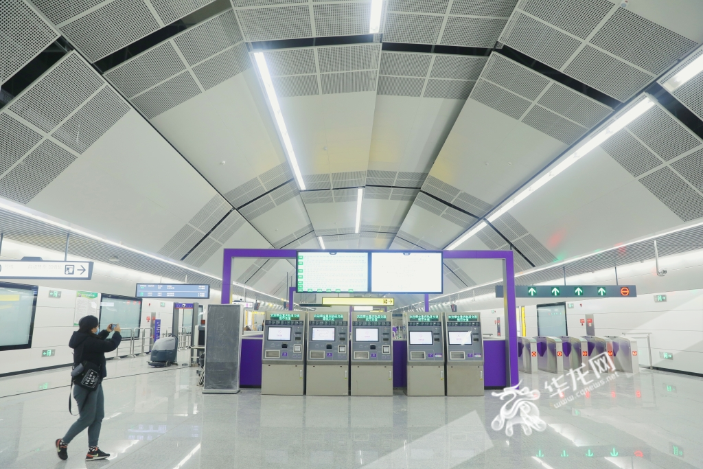 今年初，重庆轨道10号线二期开通初期运营。华龙网-新重庆客户端记者 张质 摄
