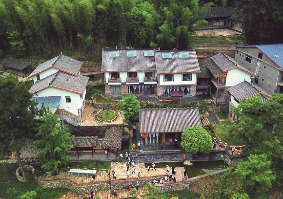 游客在梁平區竹山鎮獵神村的夢溪湉園精品民宿參觀打卡。熊偉 攝