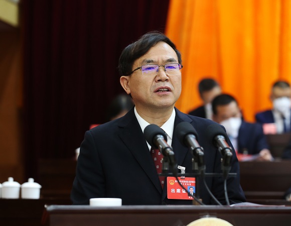 黔江区人民政府区长周恩海向大会作报告。通讯员 杨敏 摄