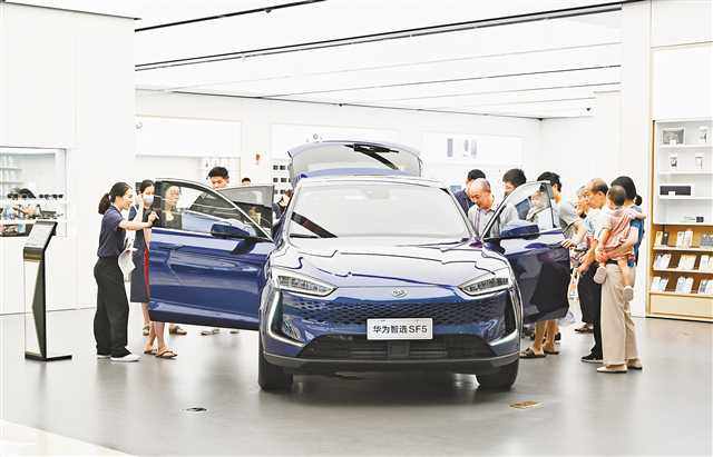 In the shopping mall of Jinsha Paradise Walk in Shapingba District, many citizens were attracted by SERES new energy vehicles sold in HUAWEI stores. (Information picture) (Photographed by Su Si / Visual Chongqing)