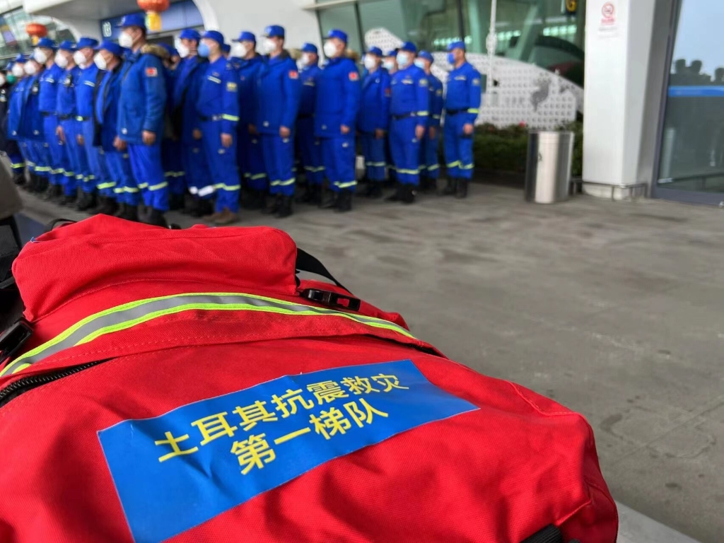 The rescue team members of the first echelon carry professional rescue equipment. (Picture provided by Blue Sky Rescue)