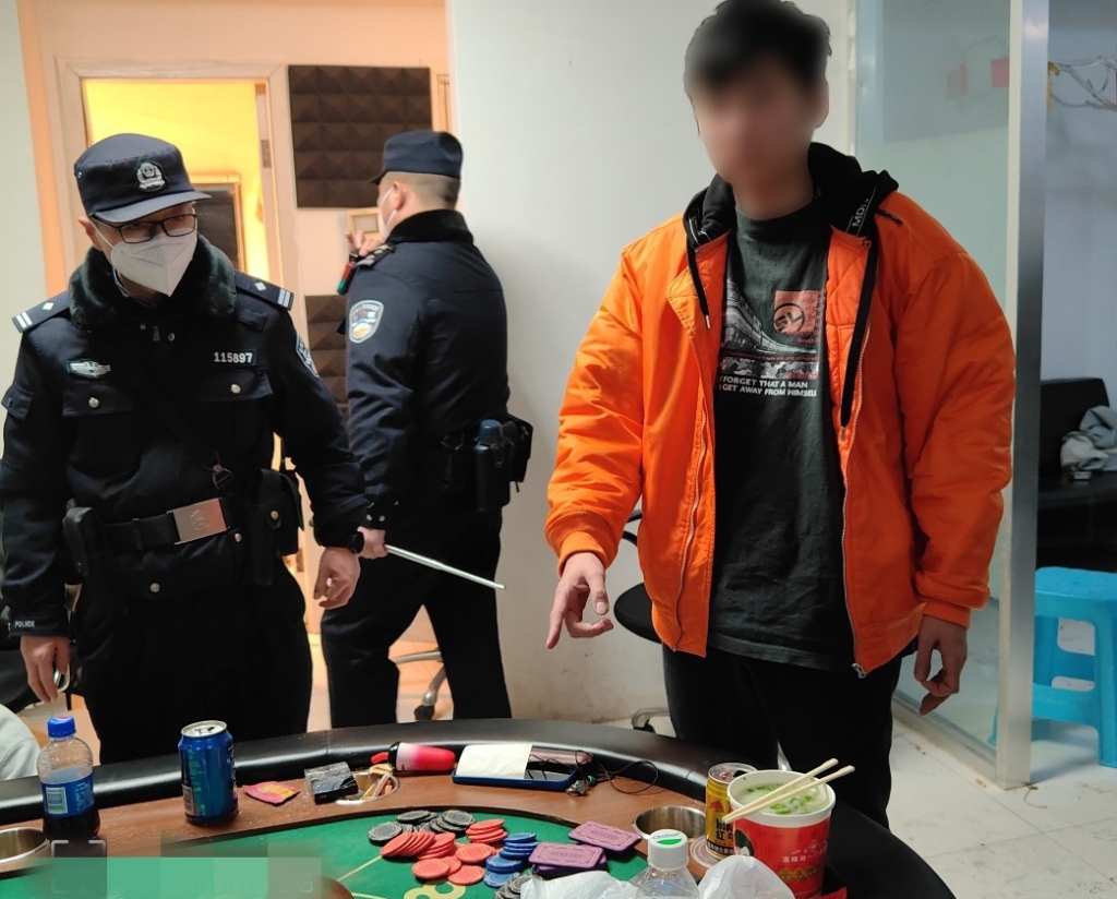 1涉赌人员指认现场。重庆市九龙坡区警方供图